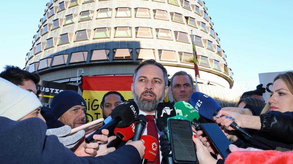 El presidente de VOX, Santiago Abascal, atiende a los medios antes de presentar el recurso de inconstitucionalidad en el TC.