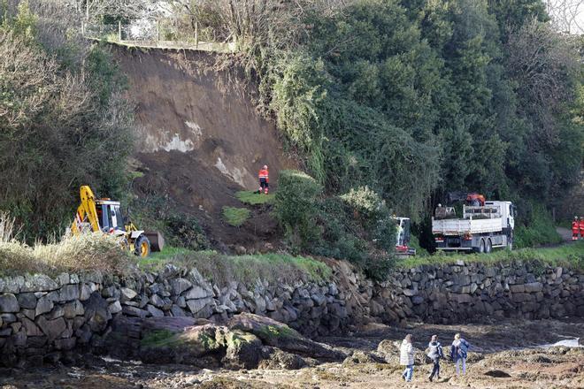 Desprendimiento de tierra en el paseo entre Bouzas y Alcabre
