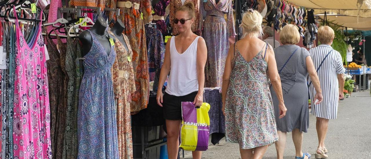 Turistas en el mercadillo de Arguineguín, en Gran Canaria. | | ANDRÉS CRUZ