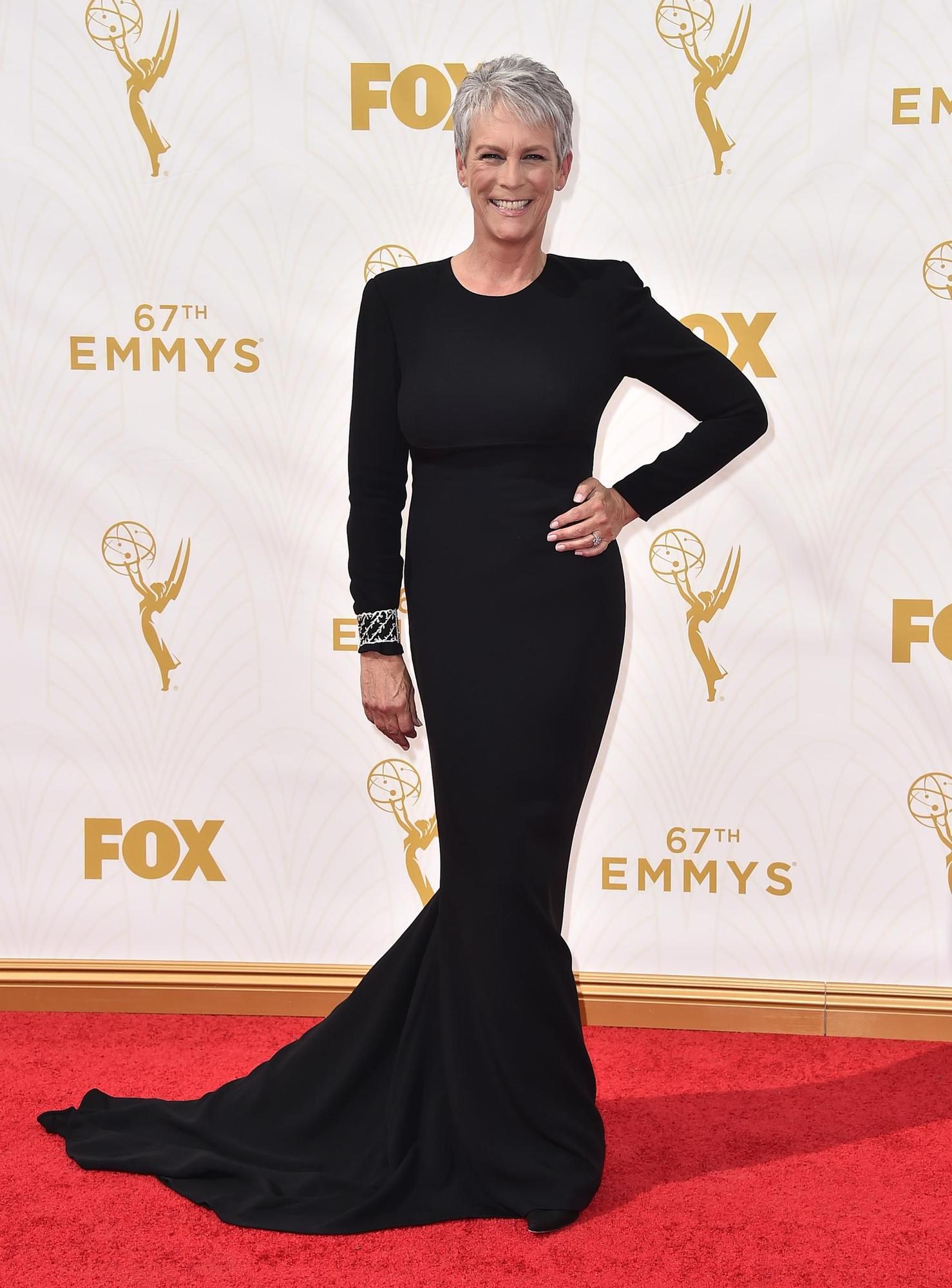 Emmy 2015: Jamie Lee con vestido negro de cola