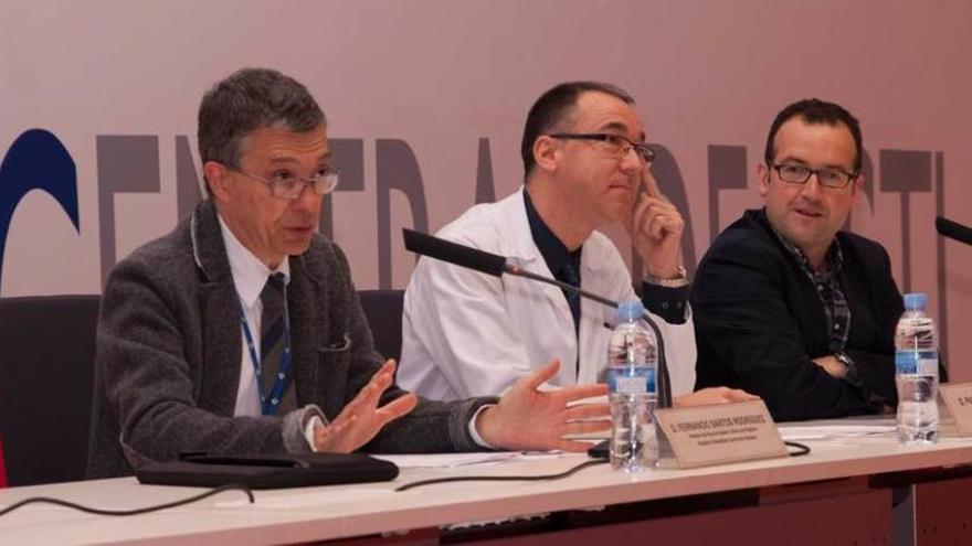 De izquierda a derecha, Fernando Santos, Pablo Fernández Muñiz y Flor Ángel Ordóñez, ayer, durante el curso de Nefrología pediátrica del HUCA.