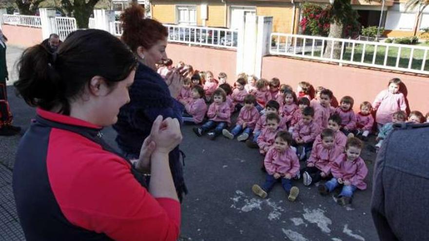 Los niños se fueron congregando junto al colegio de Figueiroa.  // Bernabé/Cris M.V.