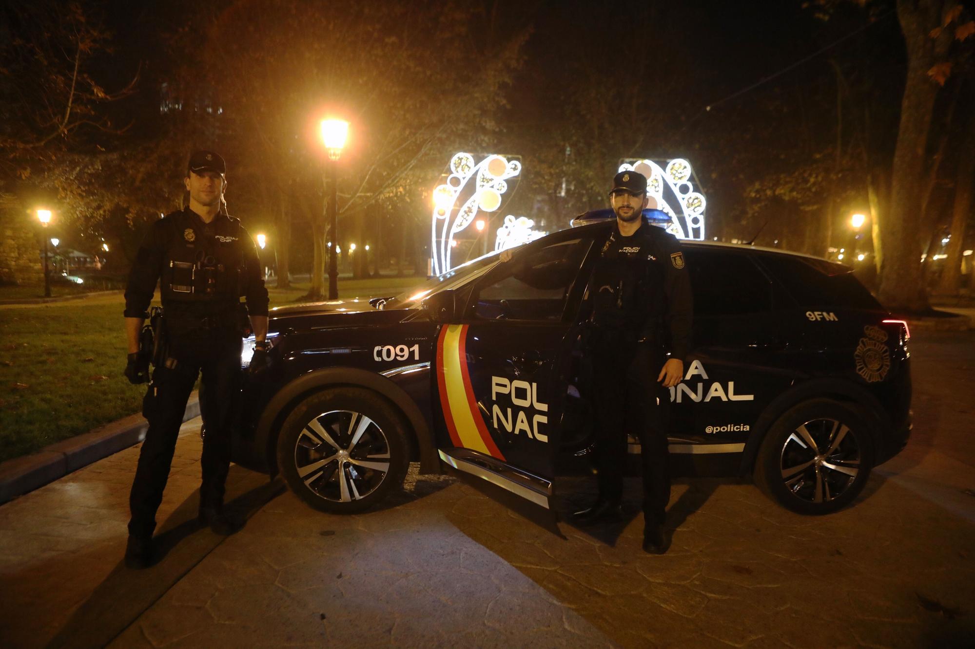 Antonio González y Brais Noya, los guardianes de la primera noche del año en Oviedo