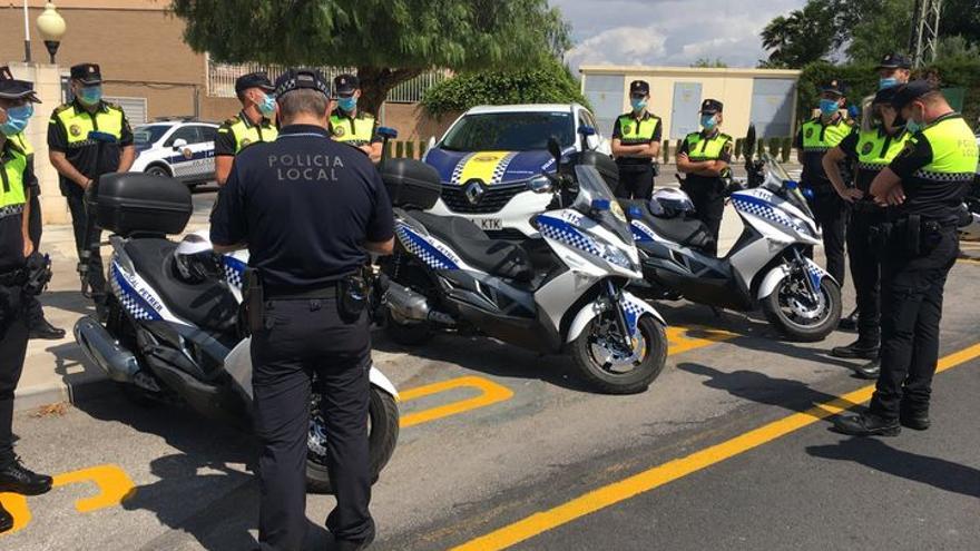 Agentes de la Policía Local de Petrer preparando un dispositivo de vigilancia.