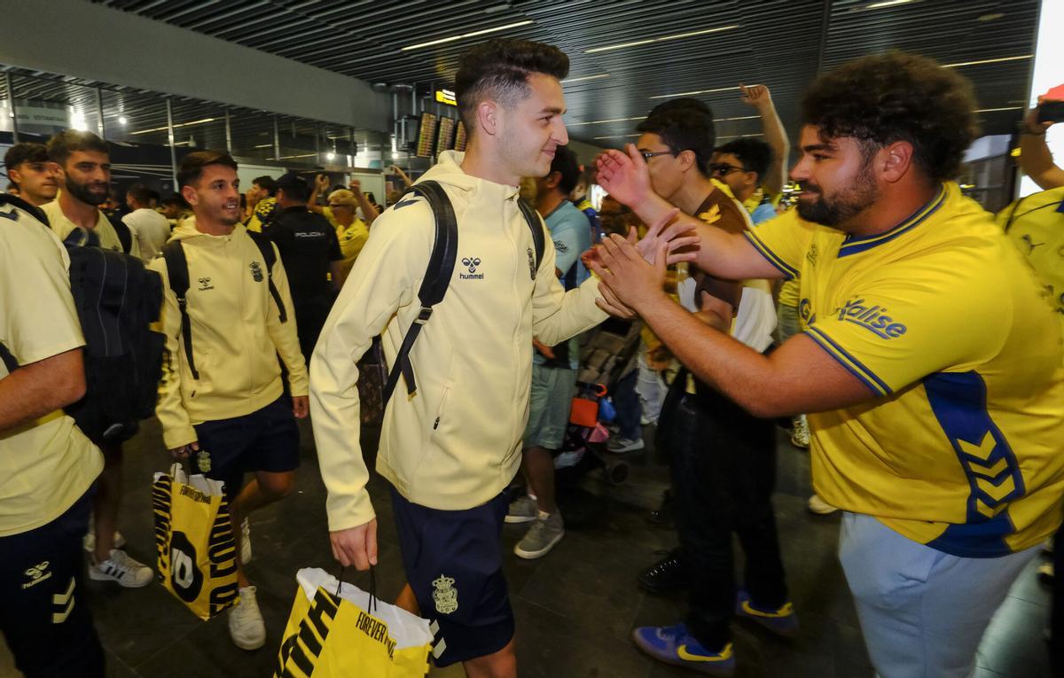 Aficionados reciben a la UD Las Palmas en el aeropuerto tras sellar el playoff
