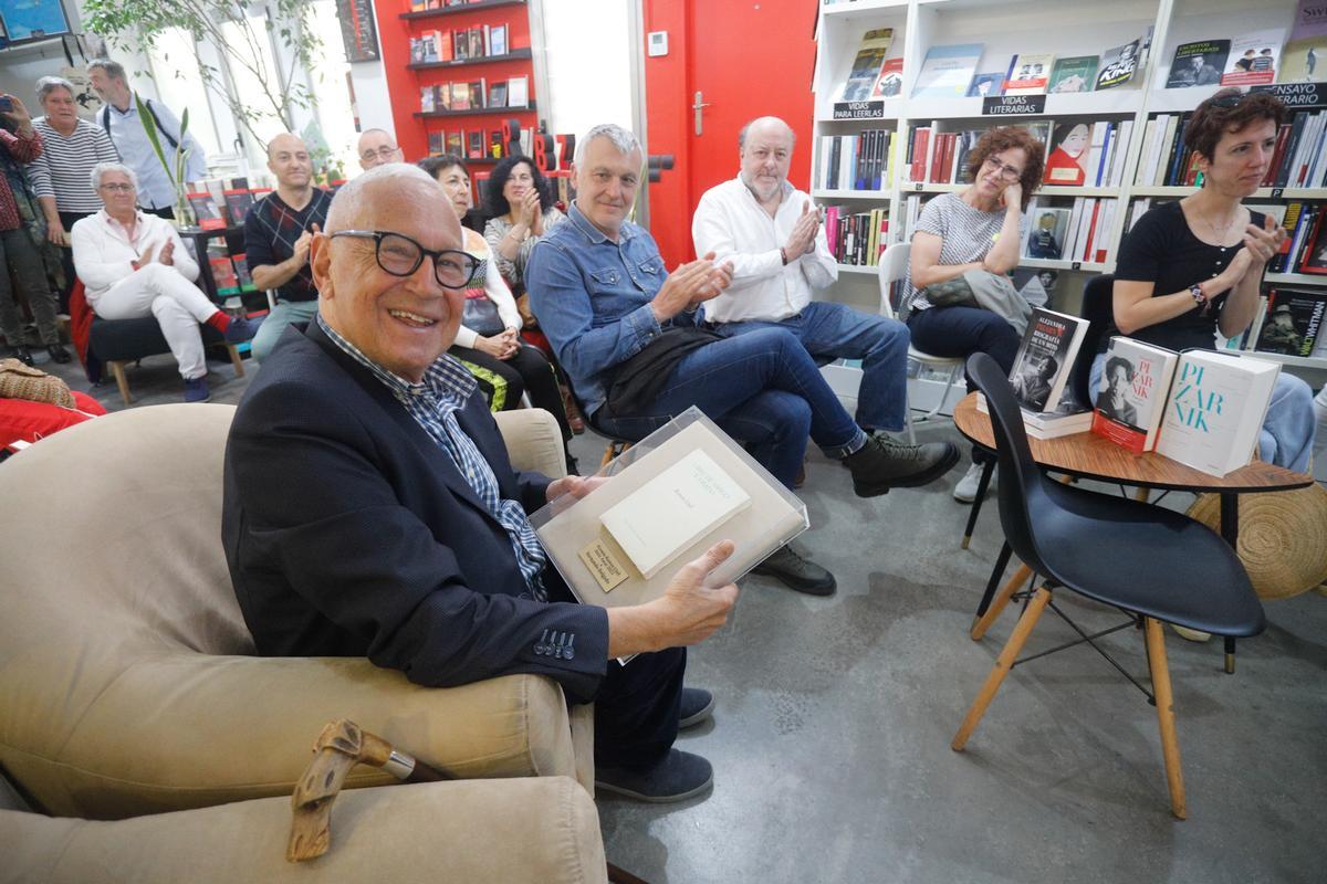 Fernando Delgado, en la librería Ramón Llull, cuando recibió el Premio Amic Amat 2023.