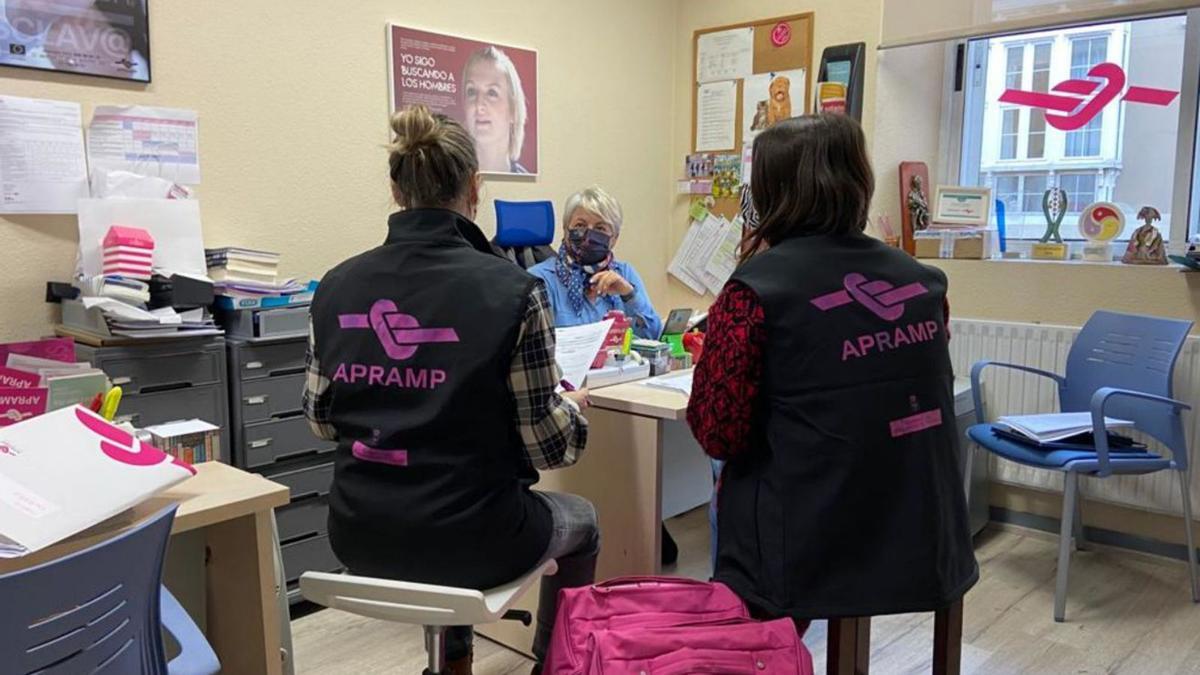 Las trabajadoras de AMRAMP, en la sede de la asociación en Avilés. |  | LNE