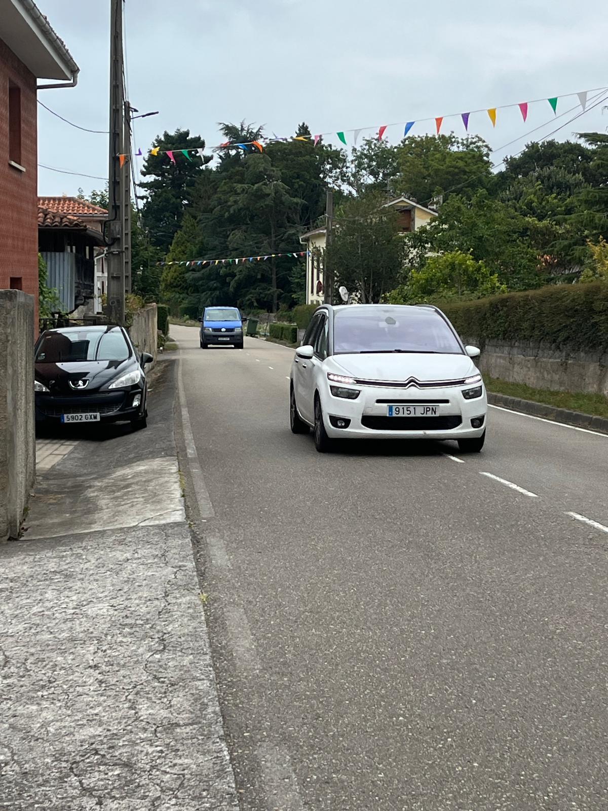 En imágenes: Los vecinos piden limitar la velocidad de los vehículos a su paso por Villademar En imágenes: Los vecinos piden limitar la velocidad de los vehículos a su paso por Villademar