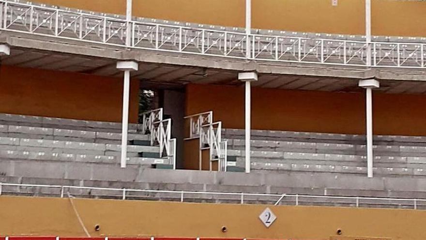 Algunas zonas de la plaza de toros ya lucen un nuevo aspecto. | SERVICIO ESPECIAL