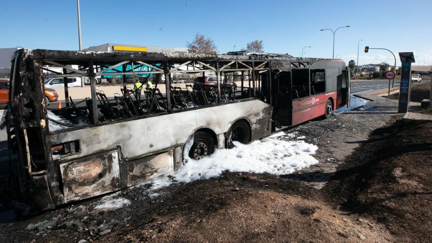 El autobús de la L3 incendiado en la carretera de Sant Antoni-Eivissa.