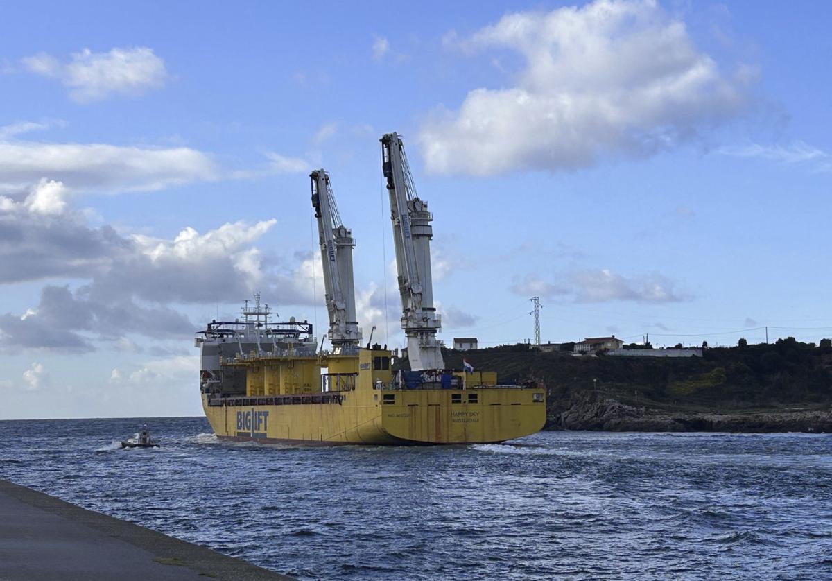 Una de las últimas cargas de tramos de transición de Windar saliendo por la bocana de la ría. | AUTORIDAD PORTUARIA