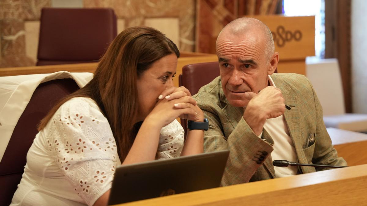 El portavoz del PSOE en el Ayuntamiento de Sevilla, Antonio Muñoz, junto a la concejal socialista Sonia Gaya al inicio de la sesión plenaria del pasado 18 de julio.