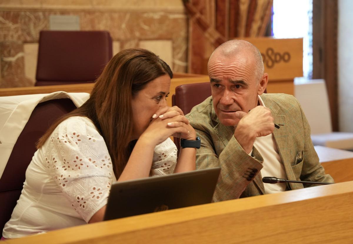 El portavoz del PSOE en el Ayuntamiento de Sevilla, Antonio Muñoz (d), junto a la concejal socialista Sonia Gaya (i); al inicio de la sesión plenaria. A 18 de julio de 2024, en Sevilla (Andalucía, España). El pleno del Ayuntamiento de Sevilla ha aprobado, definitivamente, la nueva ordenanza municipal de limpieza del espacio público y gestión de residuos municipales, que ha contando con los votos a favor del Partido Popular y el Partido Socialista, mientras que Con Podemos-IU y Vox se han abstenido. 18 JULIO 2024 María José López / Europa Press 18/07/2024 / ANTONIO MUÑOZ;SONIA GAYA;María José López;category_code_new