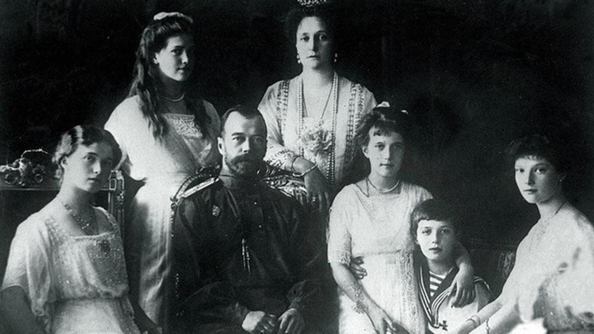 El zar Nicolás II con su familia en un foto tomada en 1914.