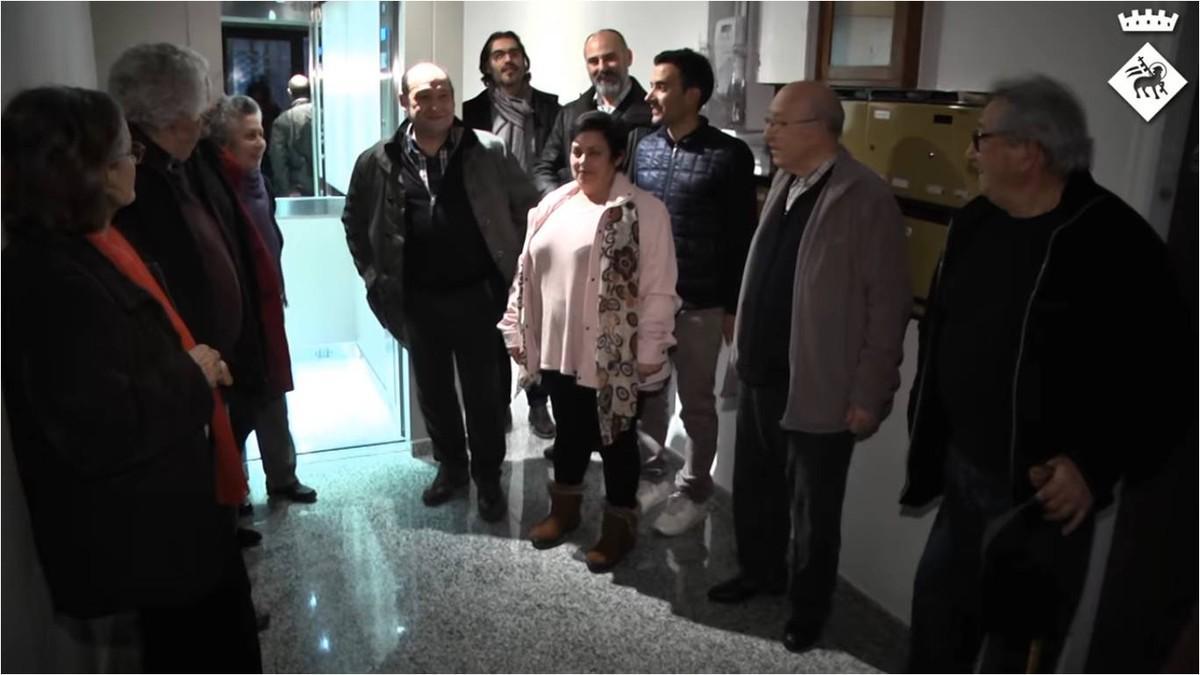 El alcalde de Viladecans, Carles Ruiz, visita los nuevos ascensores instalados en el barrio de Poblat Roca.