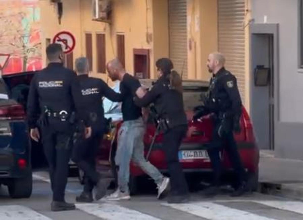 Un home i els seus pares maten un veí a ganivetades i cops a València per queixar-se del soroll