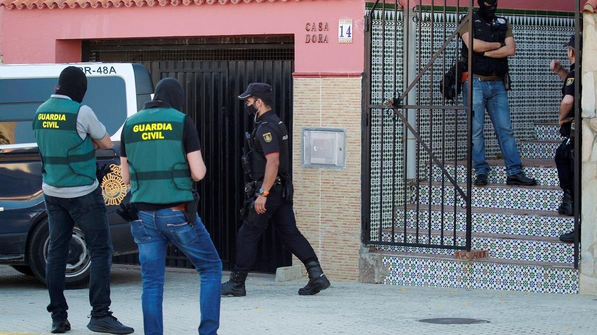 Imagen de una intervención antidroga de Guardia Civil y Policía Nacional en Mijas.