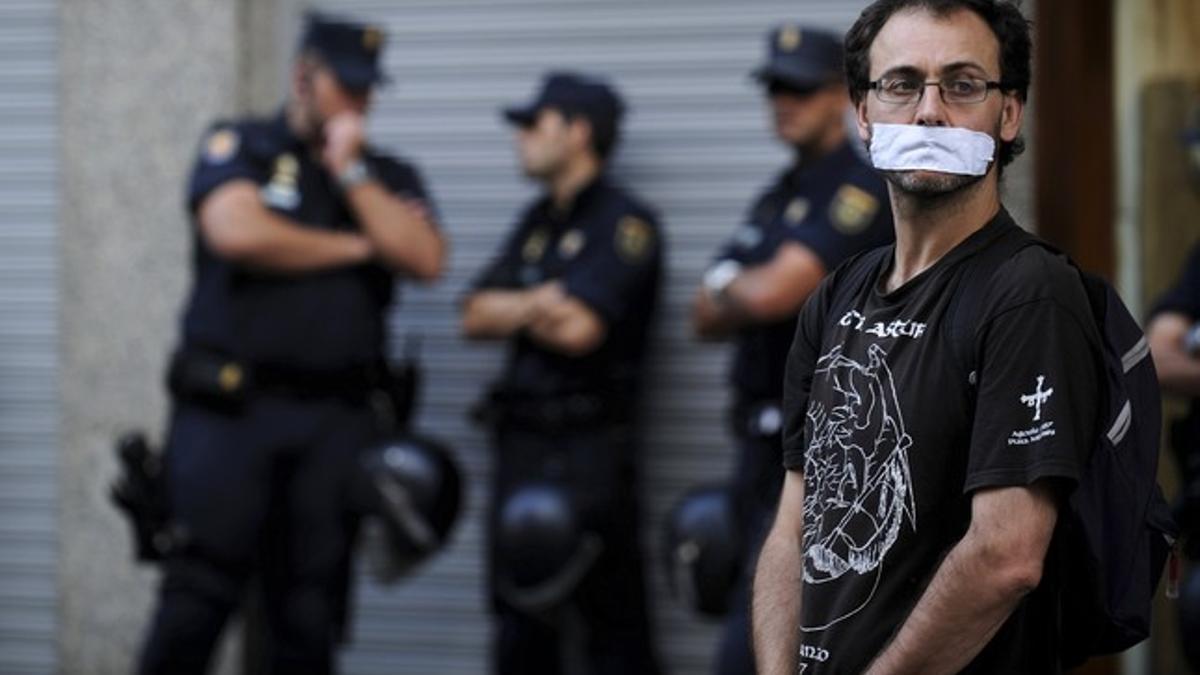 Uno de los manifestantes que, anoche, se unieron ante el Congreso, en Madrid, para protestar por la entrada en vigor de la 'ley mordaza'.