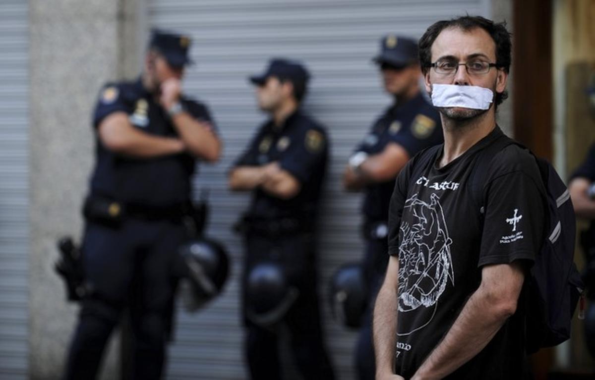 Uno de los manifestantes que, anoche, se unieron ante el Congreso, en Madrid, para protestar por la entrada en vigor de la ’ley mordaza’. Uno de los manifestantes que, anoche, se unieron ante el Congreso, en Madrid, para protestar por la entrada en vigor de la ’ley mordaza’.