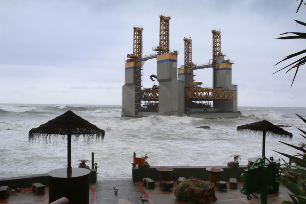 La estructura, de 43 metros de eslora, se soltó del enganche con el remolcador que la llevaba a Cádiz