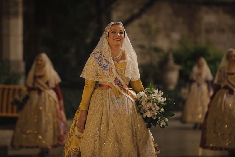 Marina Civera y su corte de honor en la Ofrenda de las Fallas 2019.