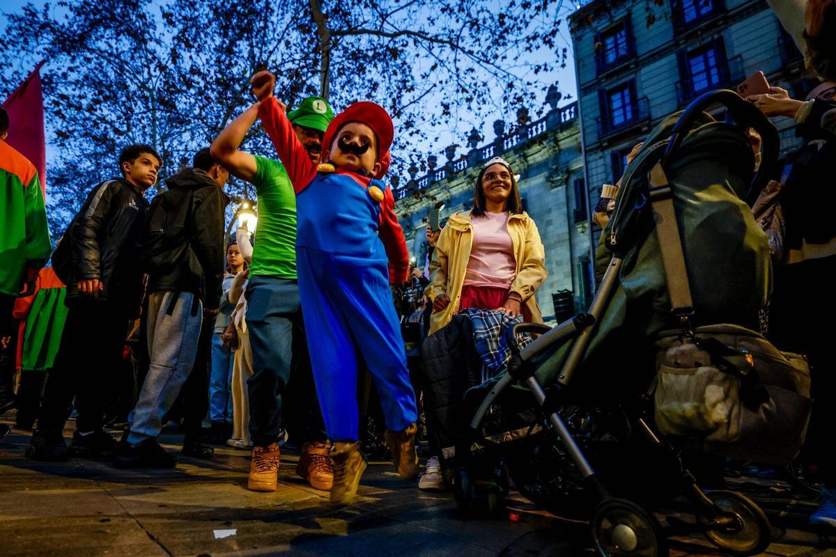 Cercavila de incio del Carnaval de Barcelona,  el recorrido ha empezado al inicio de la Rambla para dirigirse al Palau de la Virreina, donde ha habido un espectáculo y una 'taronjada' ( confeti y globos)