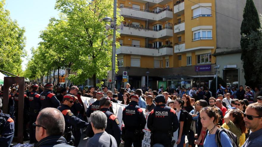 Tensió a la parada de PxC de Salt per una protesta antifeixista