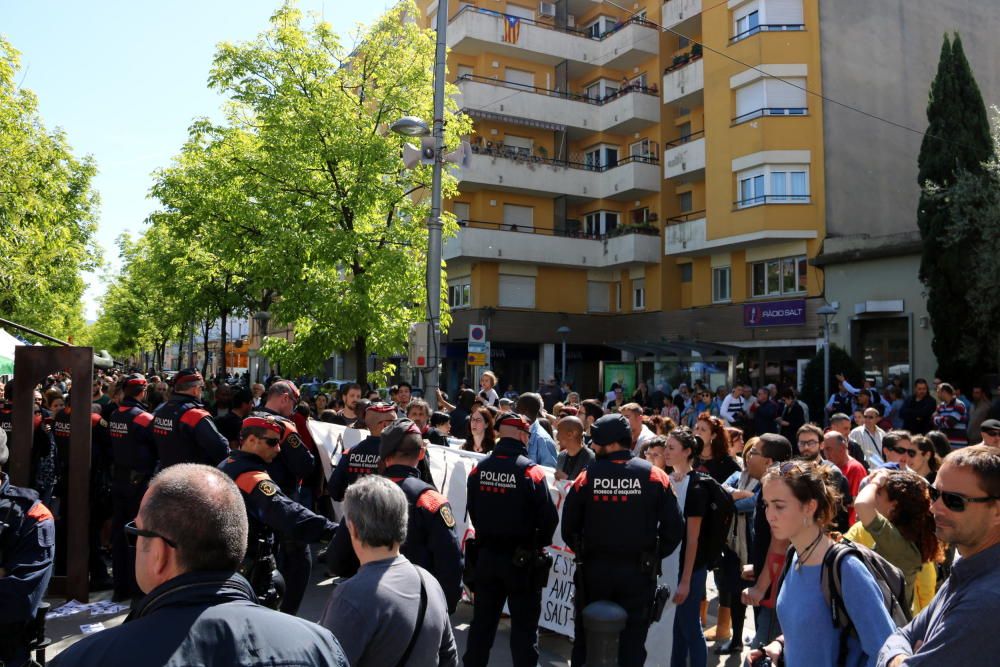 Tensió a la parada de PxC de Salt per una protesta antifeixista