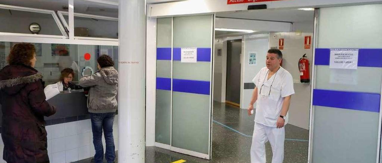 Control de entrada a la zona actual de atención de urgencias de Cabueñes.