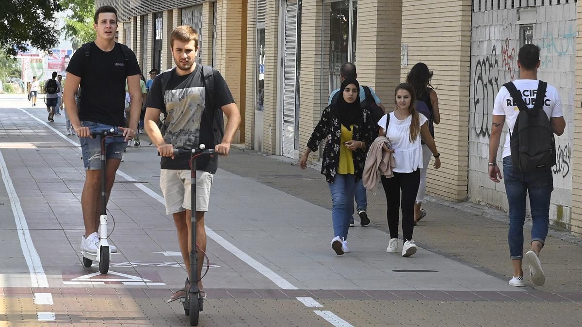 Dos usuarios con un patinete por las calles de Castelló, en una fotografía de archivo.