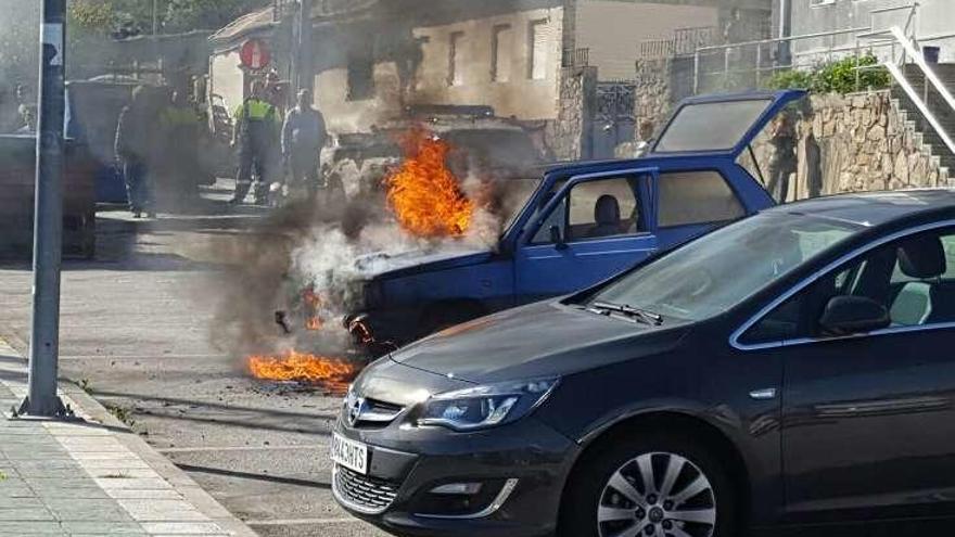 El vehículo incendiado, ayer en Almirante Fontán.