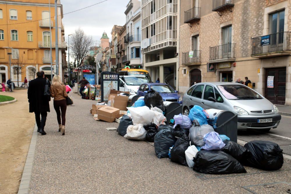 Les escombraries es comencen a acumular a Figueres