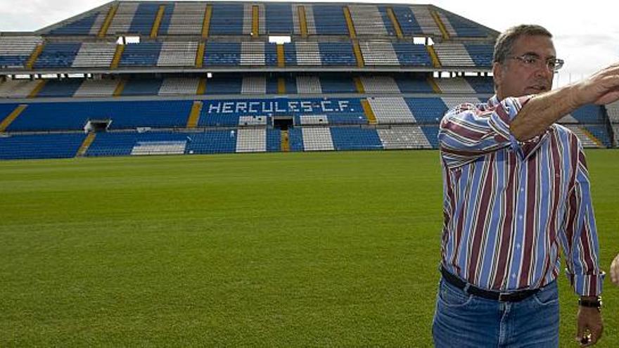 Enrique Ortiz supervisa las obras del Rico Pérez durante este verano.