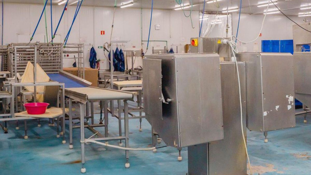 Interior de la factoría de Mindelo, abandonada por Atunlo y recuperada por Enapor.