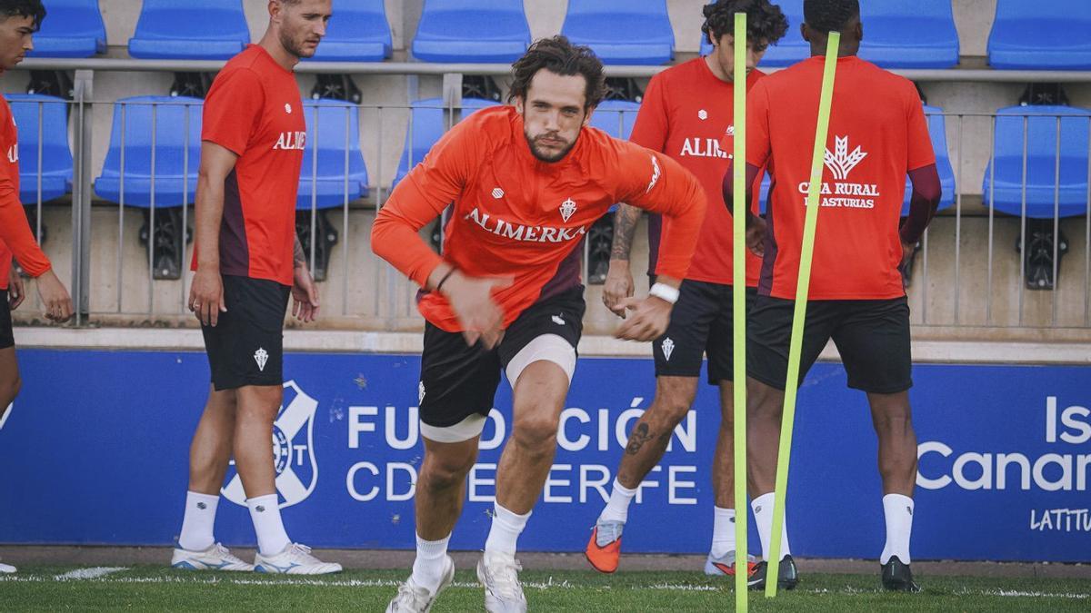 Álex Corredera, en primer término, durante el entrenamiento de ayer del equipo en Tenerife.    | RSG
