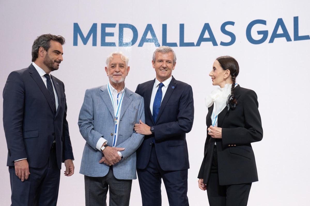 O presidente da Xunta, Alfonso Rueda, e o vicepresidente Calvo xunto a Juan Pardo e Luz Casal na entrega das Medallas de Ouro de Galicia