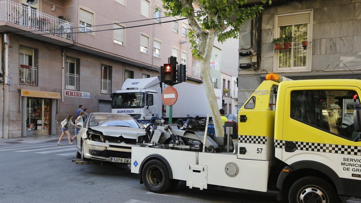 La grúa retirando un coche accidentado en Elche