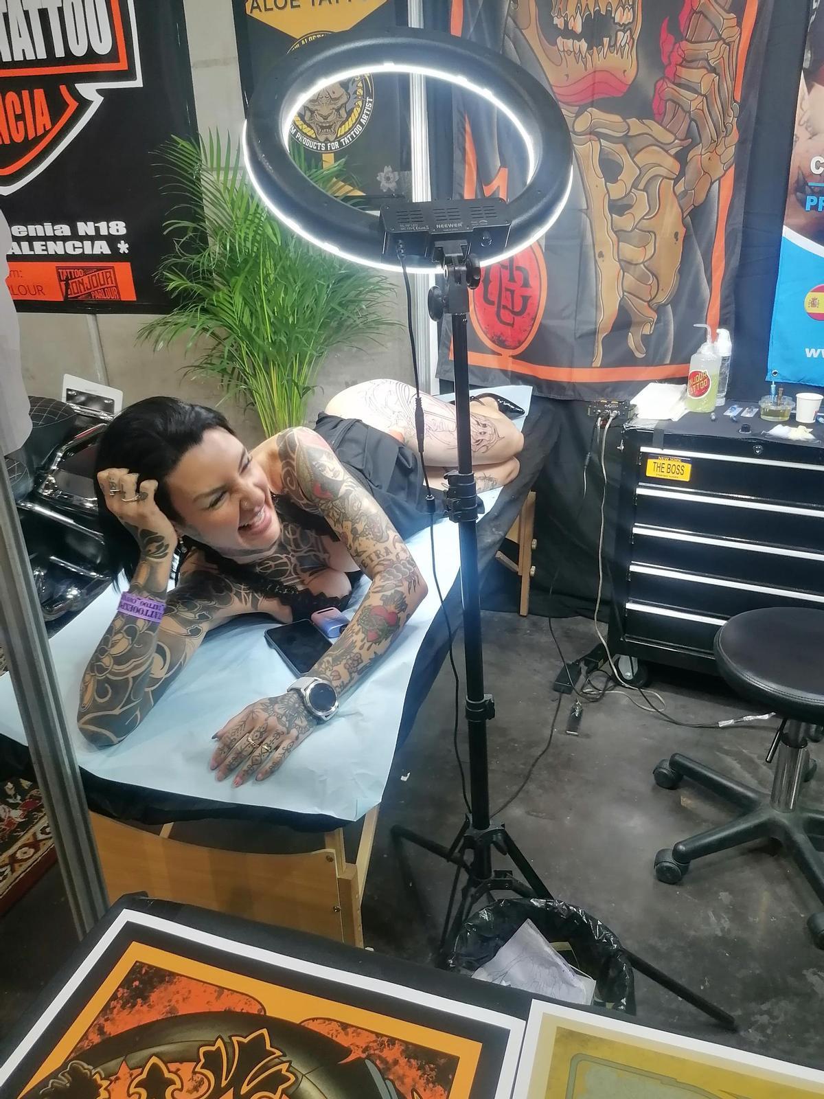 Paula, habitual de la feria, se estaba haciendo un gran tatuaje en la pierna