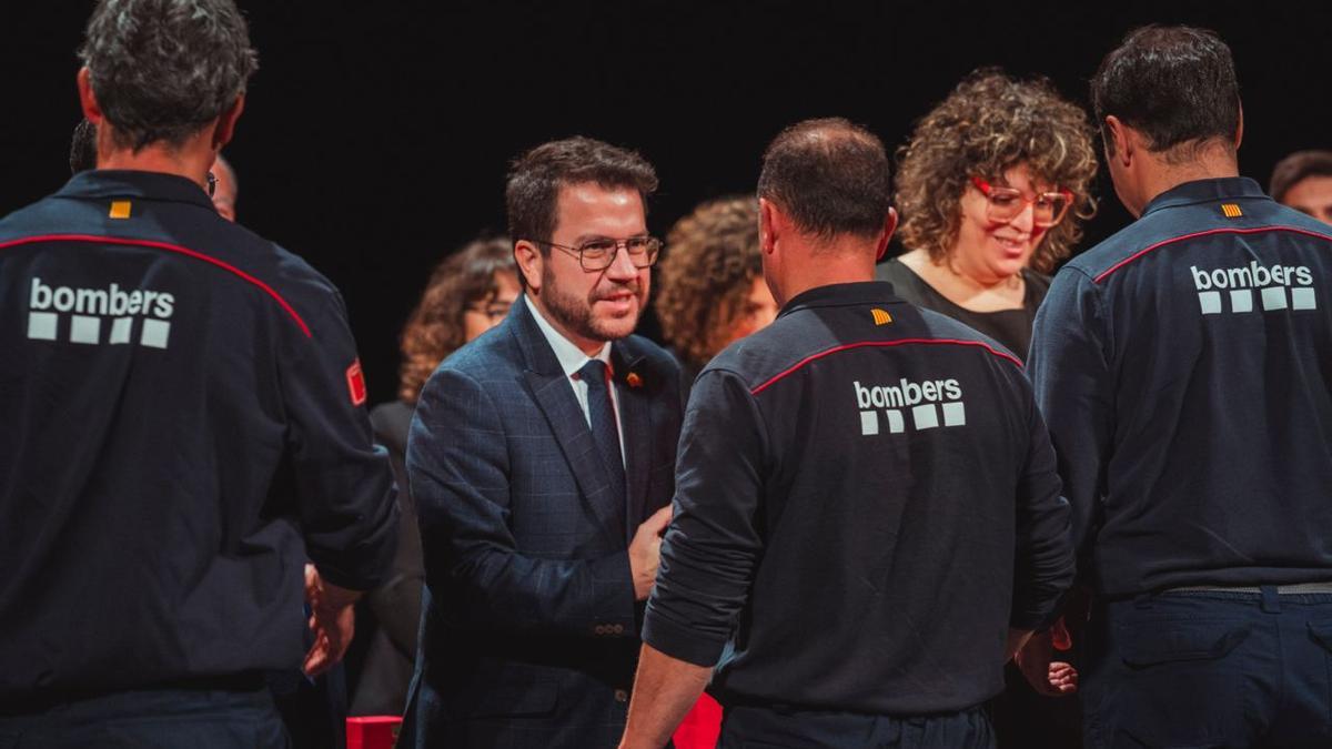 El president de la Generalitat, Pere Aragonès, amb els bombers distingits