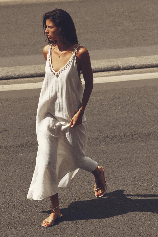 Vestido largo de crochet con conchas de Zara