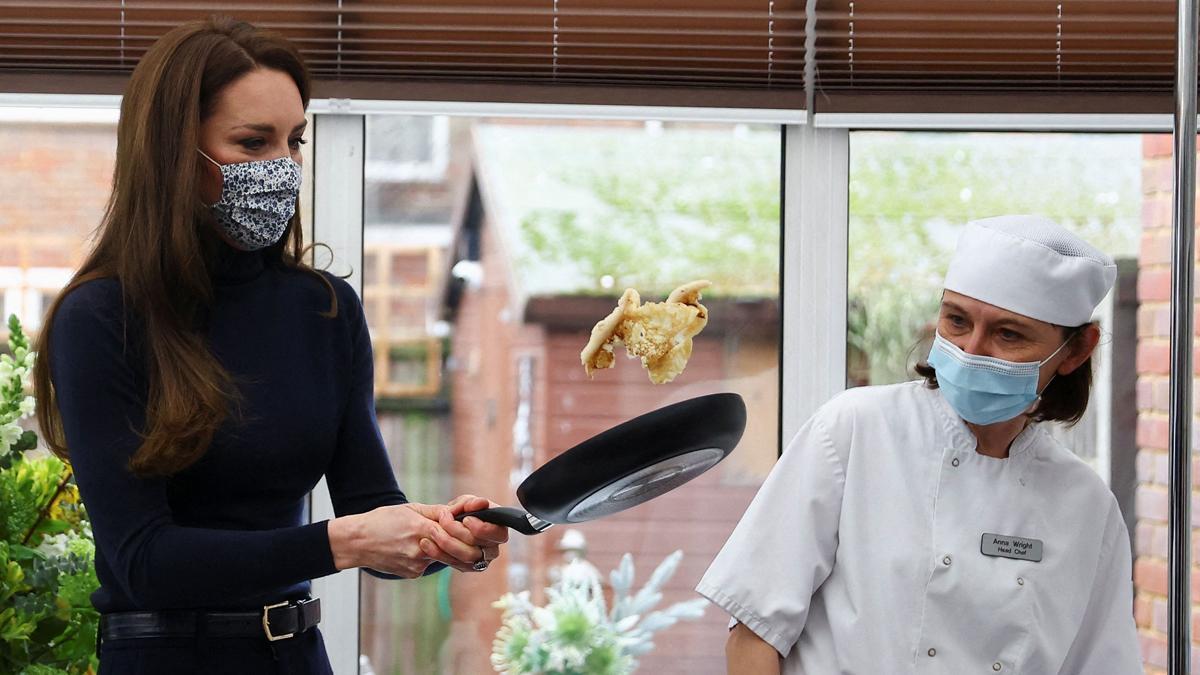 Kate Middleton se exhibe como cocinera en un hogar de ancianos