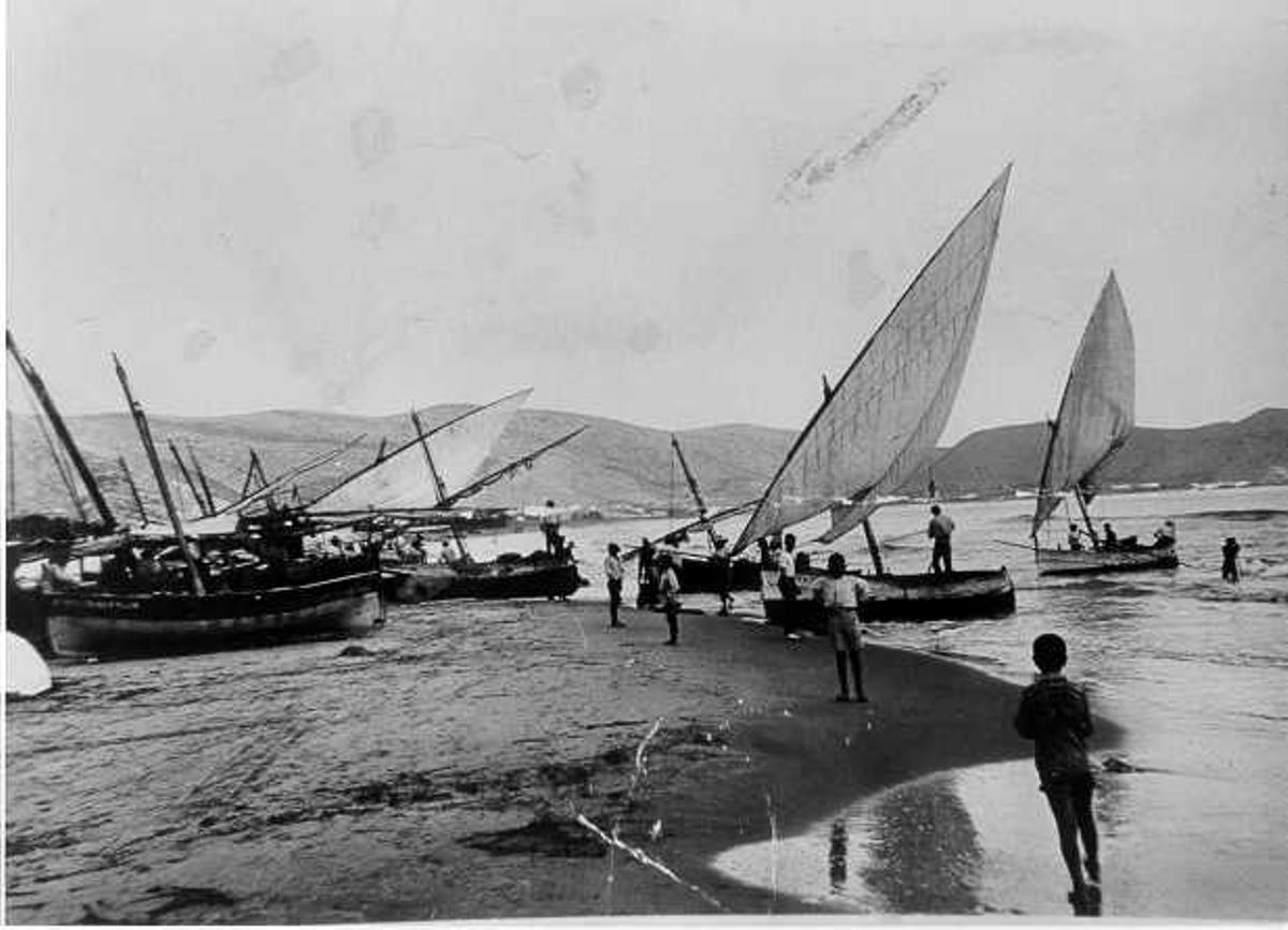 Embarcaciones a vela de los pescadores varadas en la orilla.
