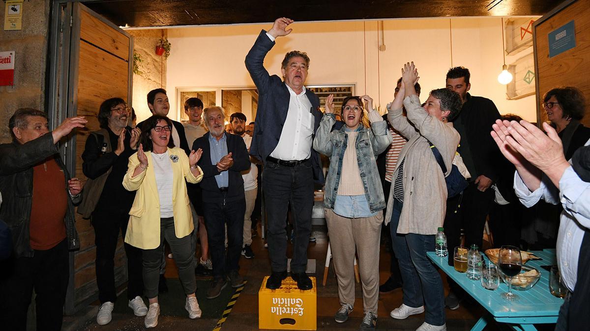 Lores celebra con su equipo el resultado de las elecciones municipales