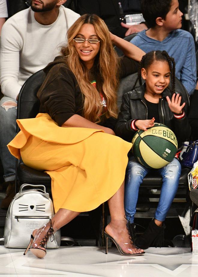 Beyoncé y Blue Ivy disfrutan de un partido de la NBA desde primera fila