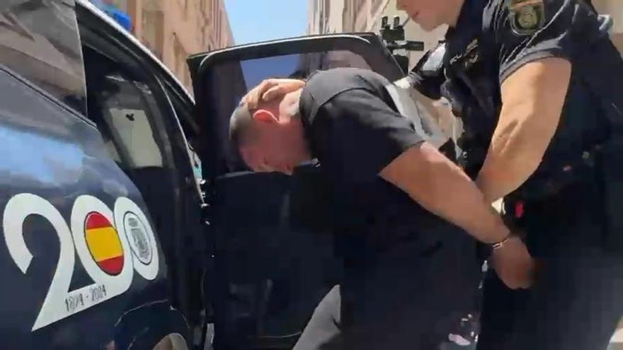 El zapatero que degolló a su expareja en el centro comercial de Murcia sale tras declarar ante la jueza