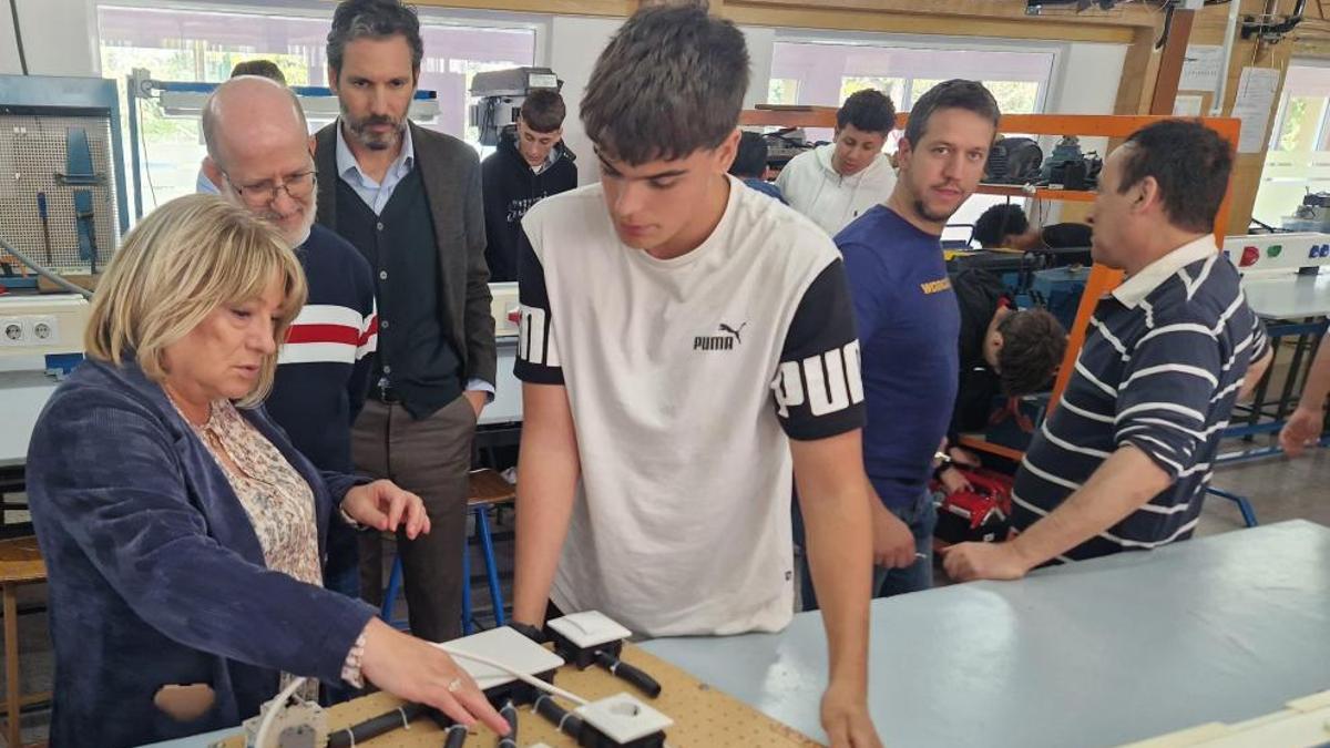 La consejera de Educación, Tomasa Hernández, durante una visita a un centro que imparte Formación Profesional.