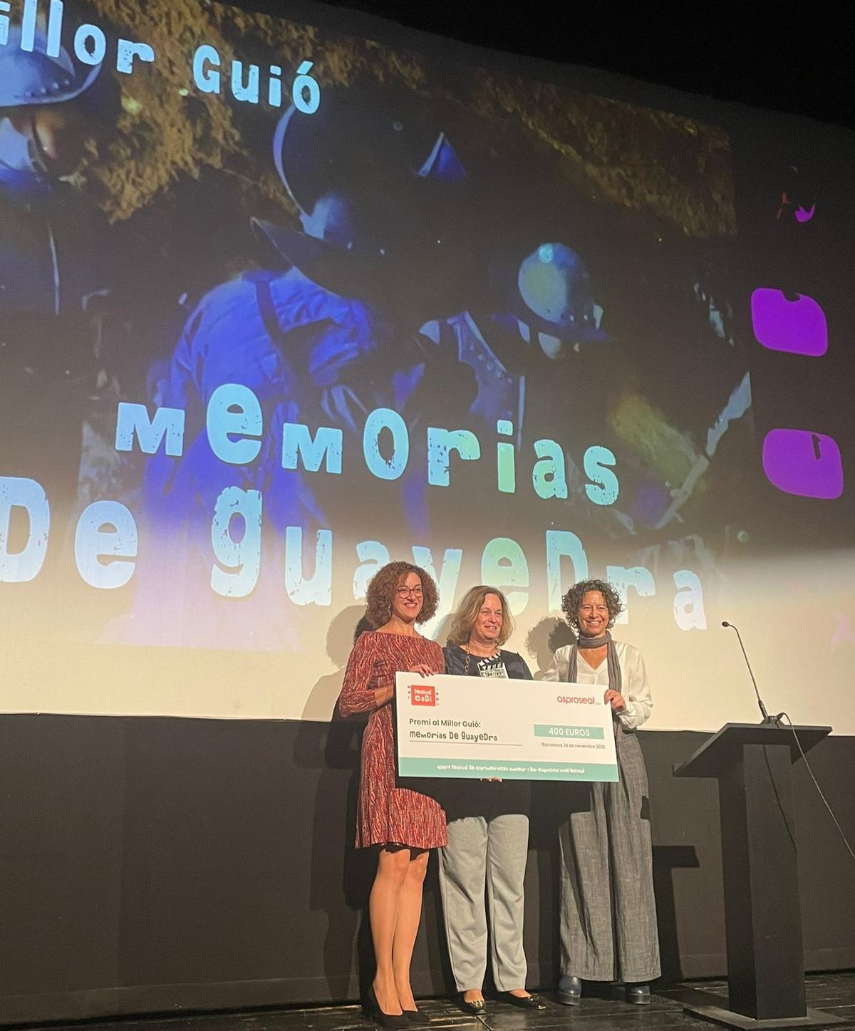 Las profesoras, recogiendo el premio en Barcelona.