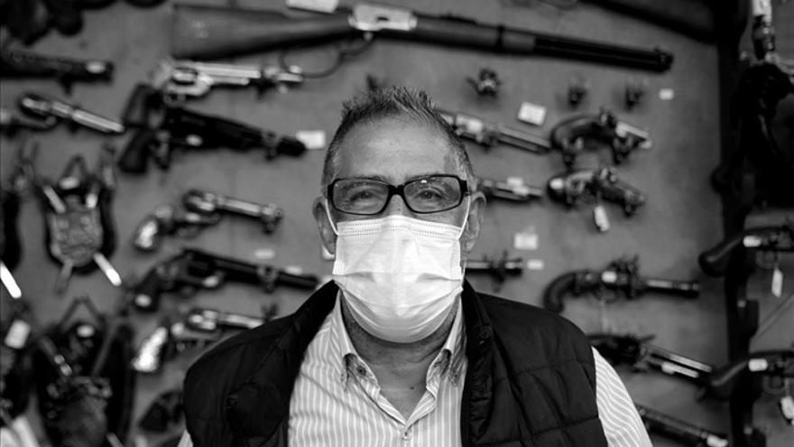 Rafael González, vendedor de artesanía para turistas, resiste atrincherado con su arsenal de armas de mentira.