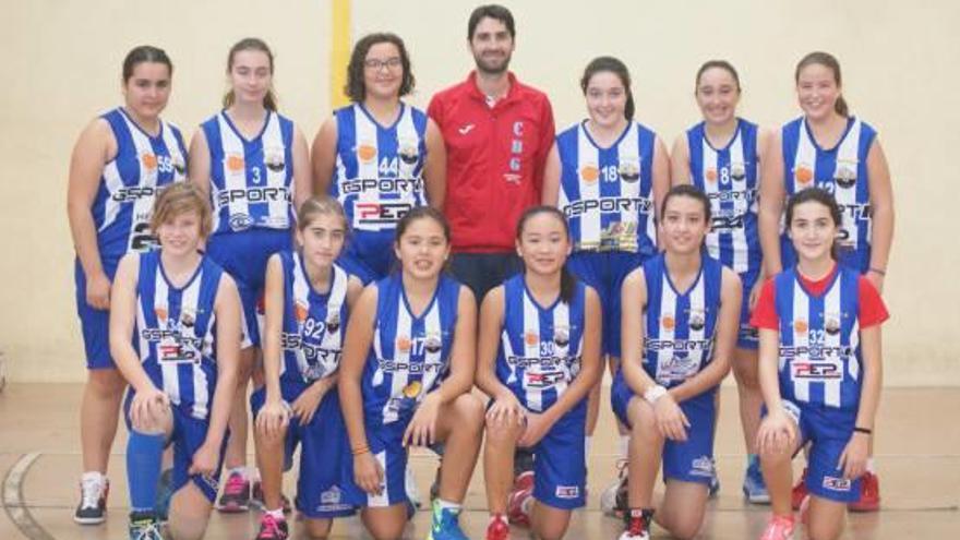 Las 12 chicas que forman el equipo infantil femenino del CB Genovés, junto a su entrenador Manu Pavia.