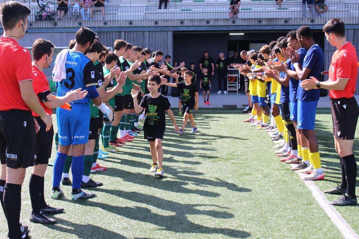 EN IMÁGENES: El pasillo del Hispano a los pequeños del prebenjamín A tras ganar la liga y conseguir el ascenso a Primera